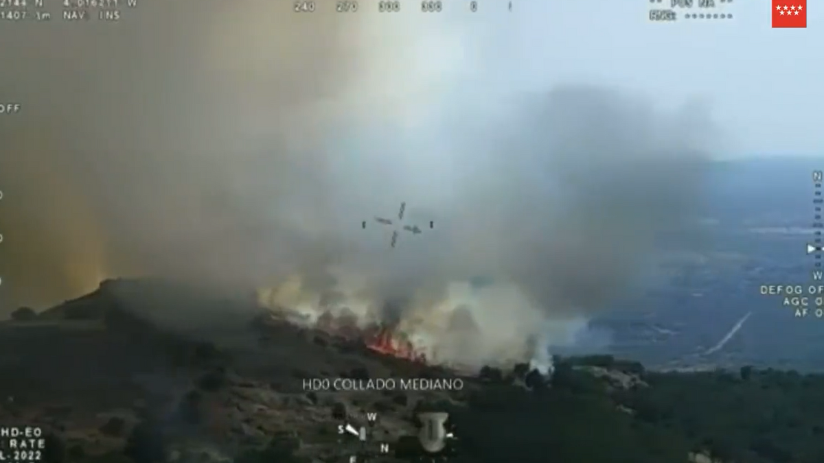 Evacúan una urbanización por un incendio forestal en el Cerro del Castillo en Collado Mediano Evacúan una urbanización por un incendio forestal en el Cerro del Castillo en Collado Mediano