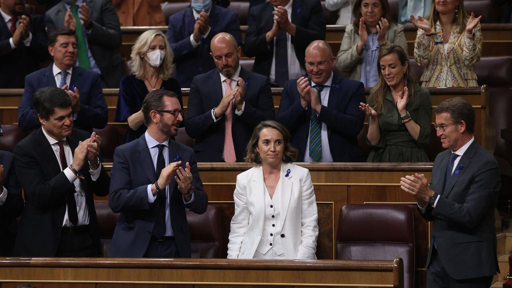 Feijóo y el PP aplauden a Gamarra tras su intervención en el debate del estado de la nación