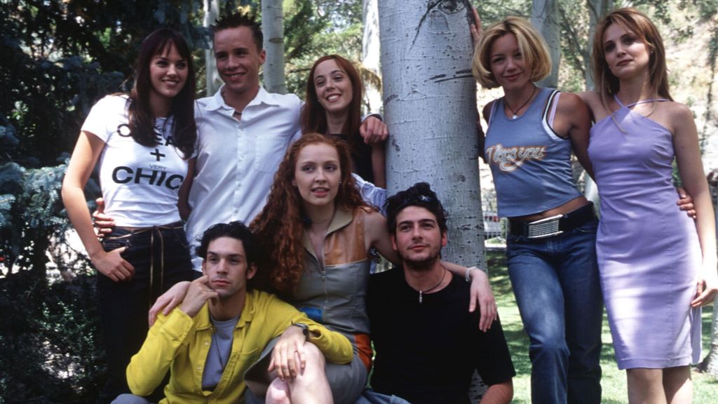 Helen Lindes, junto a parte del elenco de la serie