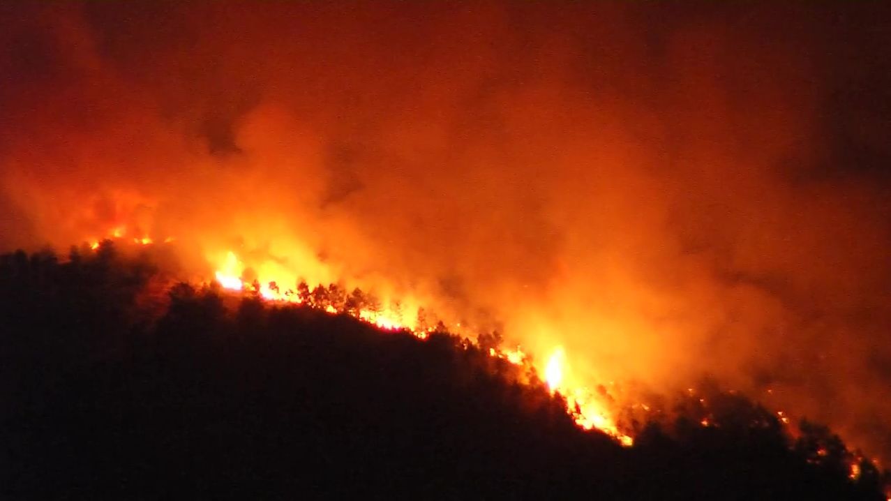 Horas decisivas para el control del incendio de Las Hurdes, en Cáceres