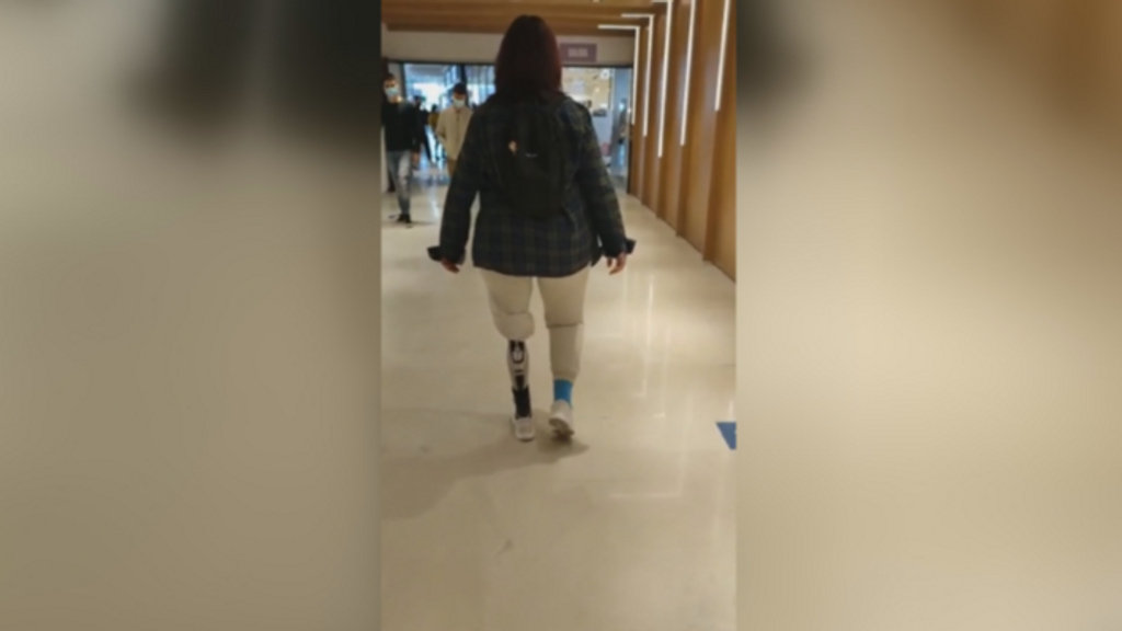 La nueva vida de Carmen en Cazorla un año después de su sarcoma: “Mi pueblo se volcó para tener mi pierna biónica”