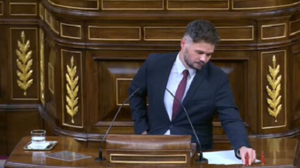 Rufián saca cuatro balas en la tribuna y provoca un monumental enfado de Sánchez