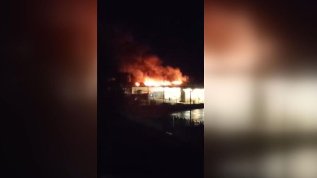 Un aparatoso incendio en una nave de madera alerta de madrugada a los vecinos de Jaén