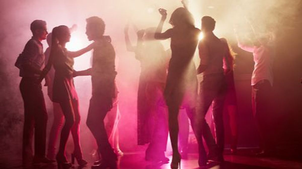 Un grupo de jóvenes baile en una discoteca
