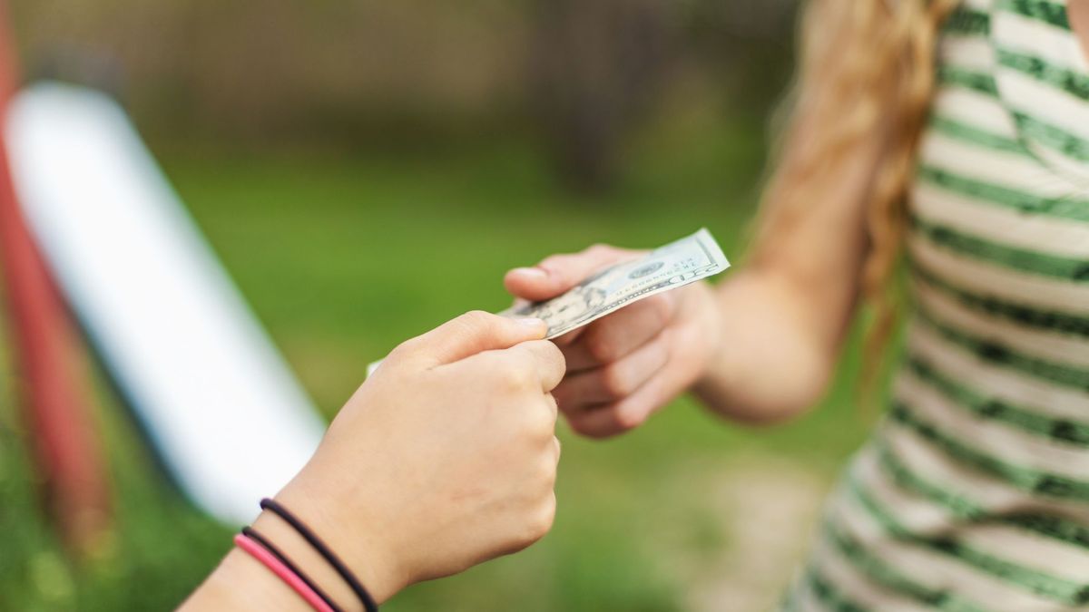 Un niño de 10 años reparte los ahorros de sus padres a sus compañeros de colegio