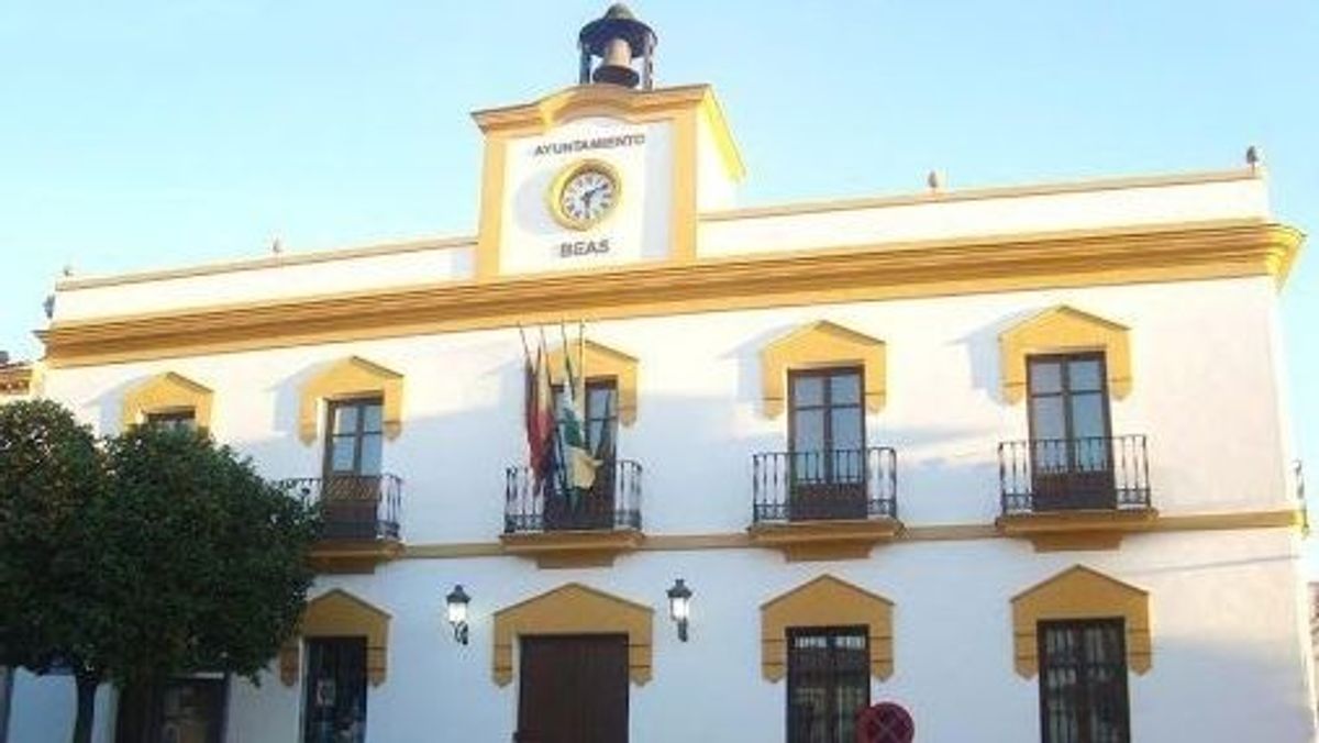 Un policía para todo un pueblo: Beas de Huelva pierde a casi todos sus agentes por varias bajas en pleno verano Un policía para todo un pueblo: Beas de Huelva pierde a casi todos sus agentes por varias bajas en pleno verano