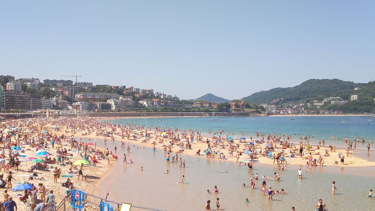 Bañistas en la Playa de la Concha en San Sebastián Bañistas en la Playa de la Concha en San Sebastián