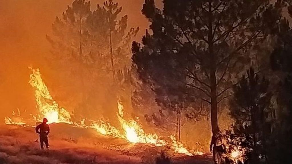 El viento y las altas temperaturas complican la extinción del incendio de La Hurdes