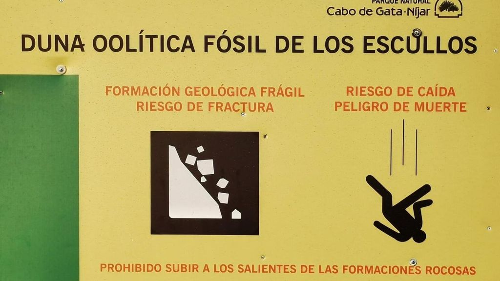 Cartel que prohíbe subir a la duna fósil de Los Escullos
