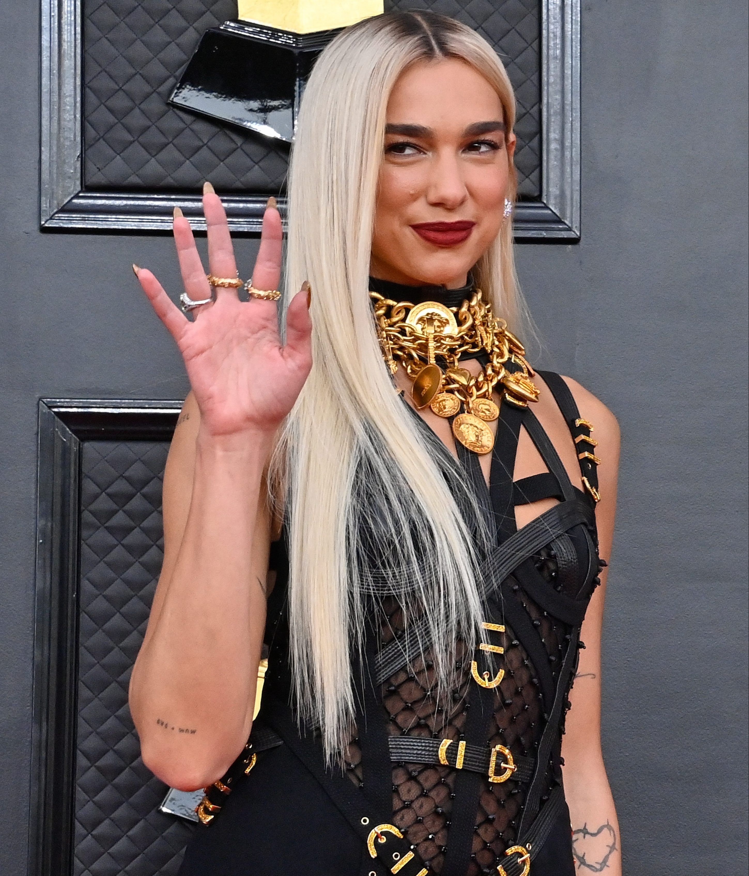 Dua Lipa en su aparición en los Grammy