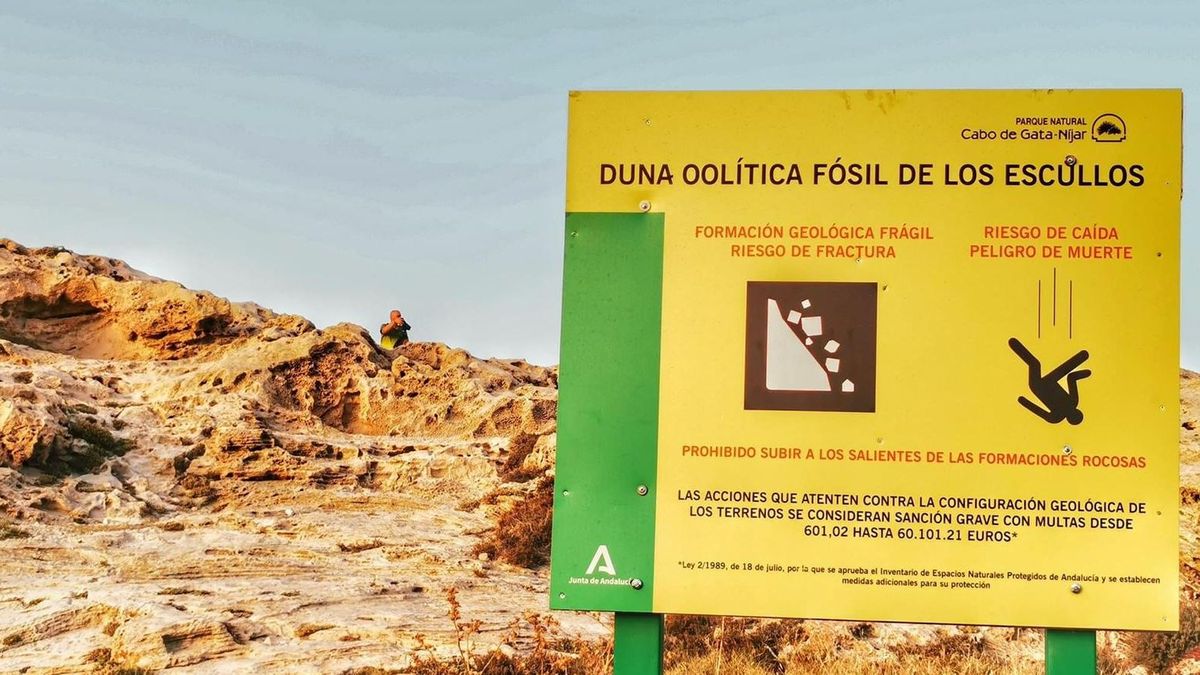 Guerra al ‘selfie’ en Cabo de Gata para salvar la duna fósil milenaria de Los Escullos Guerra al ‘selfie’ en Cabo de Gata para salvar la duna fósil milenaria de Los Escullos