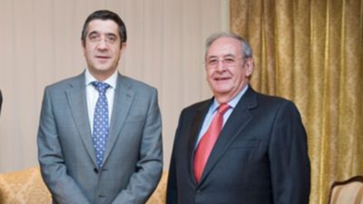 Iñaki Añúa a la derecha junto al ex lehendakari Patxi López
