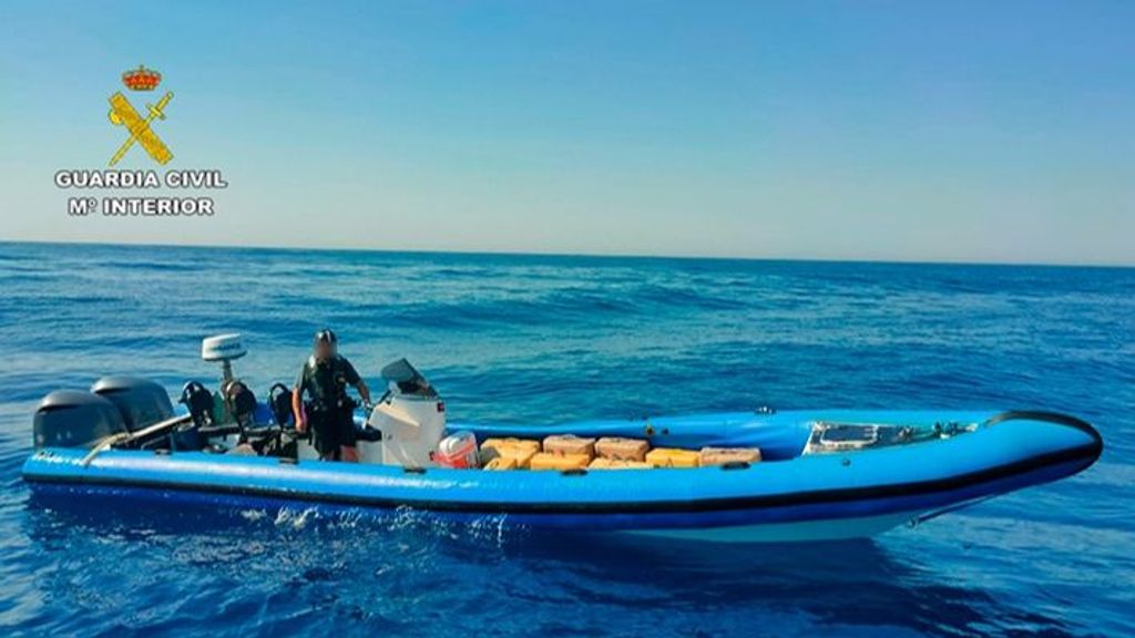 La Guardia Civil incauta una tonelada de hachís a bordo de una narcolancha tras una persecución en alta mar en Ayamonte