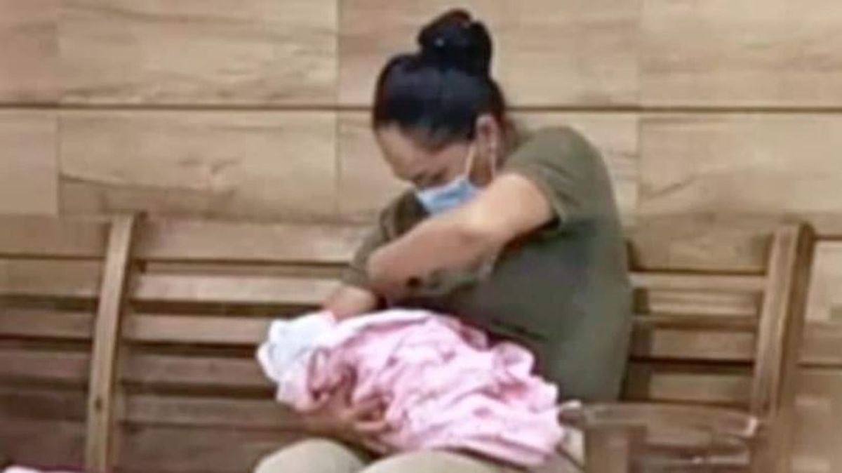 La Policía boliviana rescata y amamanta a una bebé que iba a ser vendida por sus padres