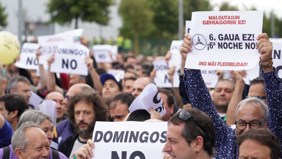 Manifestación de trabajadores de Mercedes Benz en Vitoria