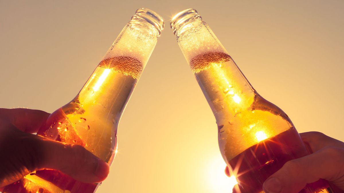 Por qué el alcohol puede convertirse en un peligro para la salud con calor