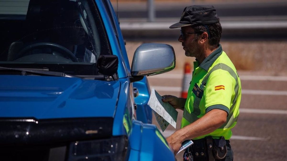 Un agente de la Guardia Civil pide documentación a un conductor Un agente de la Guardia Civil pide documentación a un conductor