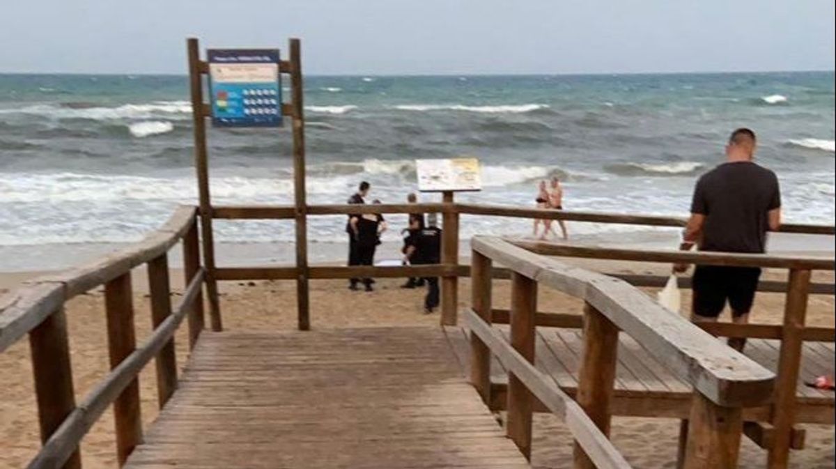 Un bañista muere por ahogamiento en Elche y otras tres personas son asistidas en San Juan y El Campello Un bañista muere por ahogamiento en Elche y otras tres personas son asistidas en San Juan y El Campello