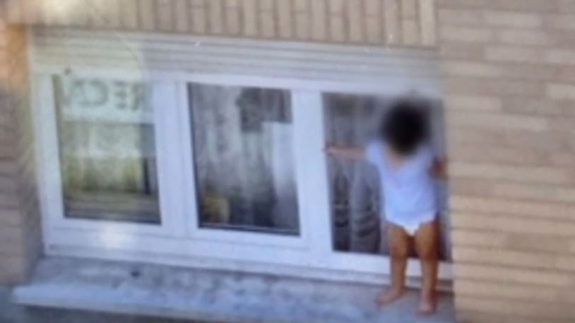 Un niño de 2 años causa el pánico en un barrio de Gijón: estuvo 20 minutos encaramado en la ventana de un tercer piso