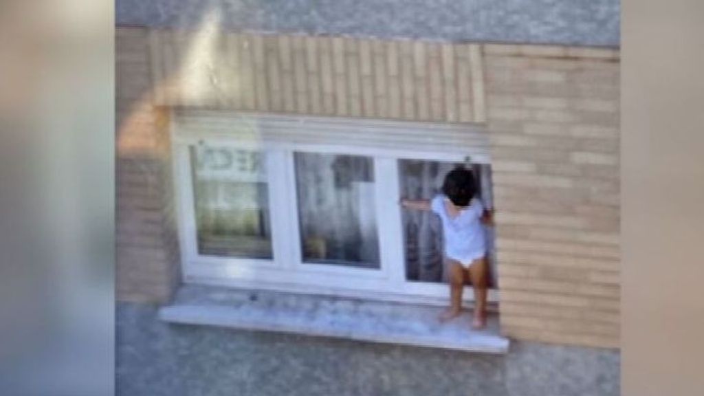 Un bebé pasa 20 minutos de pie en una ventana en una casa de Gijón