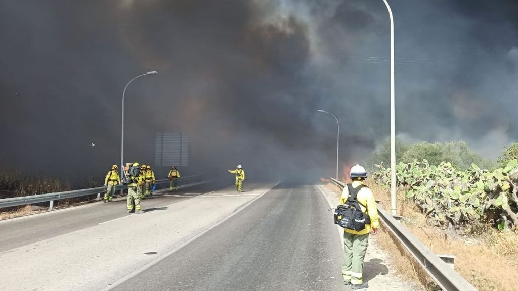 Desalojado el Monasterio de La Cartuja y decenas de vecinos por un incendio en Jerez de la Frontera