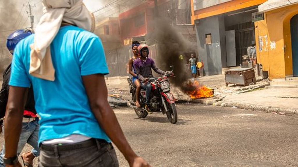 Barricadas en las calles de Puerto Príncipe para protestar contra la escasez de gasolina en Puerto Príncipe, Haití el 13 de julio de 2022