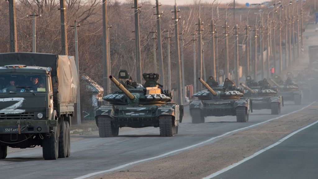 Columna de carros de combate rusos en Mariupol