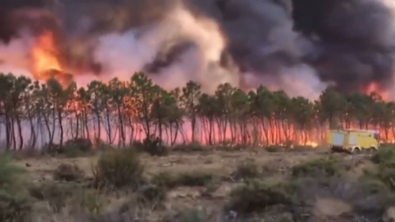 El incendio en Las Hurdes, Cáceres, sigue su devastador recorrido