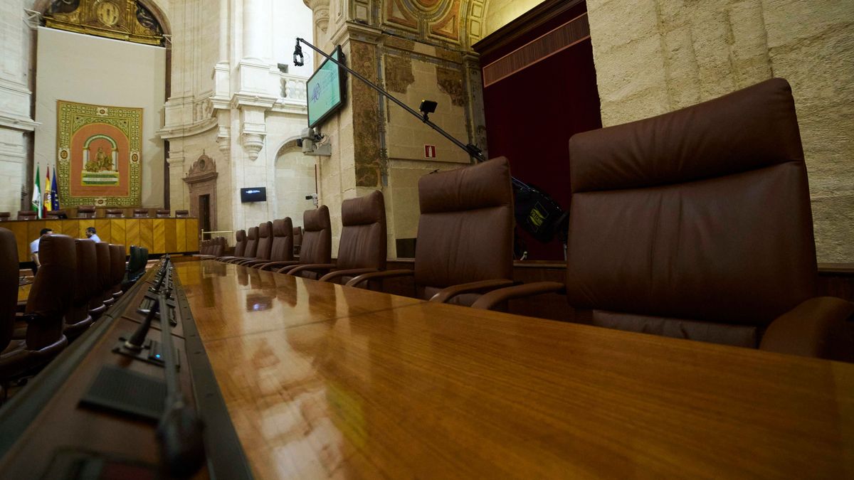 El PP cede a Vox una vicepresidencia en la Mesa del Parlamento de Andalucía tras una negociación a contrarreloj El PP cede a Vox una vicepresidencia en la Mesa del Parlamento de Andalucía tras una negociación a contrarreloj