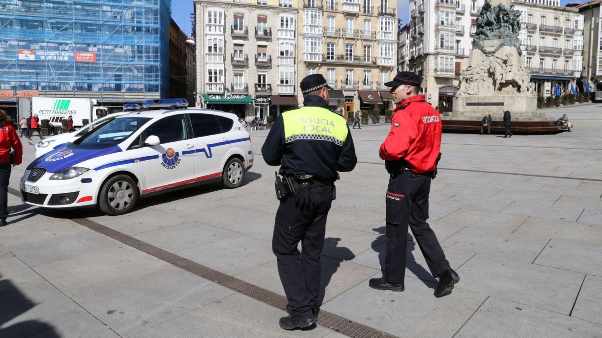 Ertzaina y policía local en Vitoria