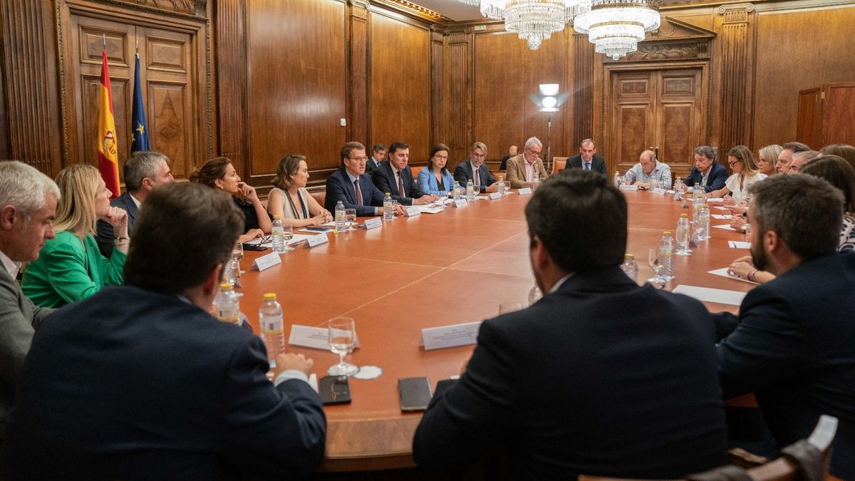 Feijoo se reúne con asociaciones de Víctimas Feijoo se reúne con asociaciones de Víctimas
