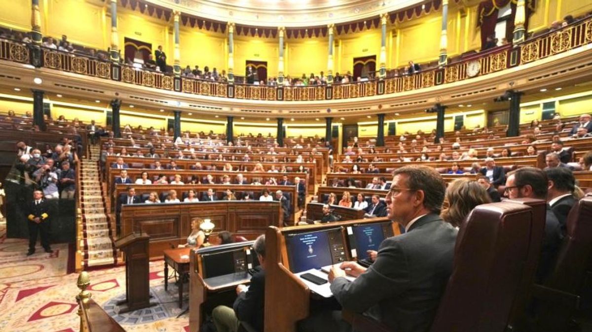 Feijóo sentado en el escaño del líder de la oposición durante el debate del estado de la nación