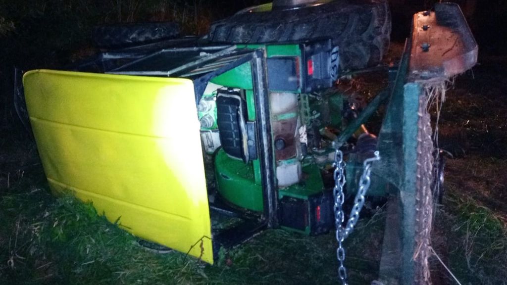 Imagen del tractor en el que trabajaba el hombre.