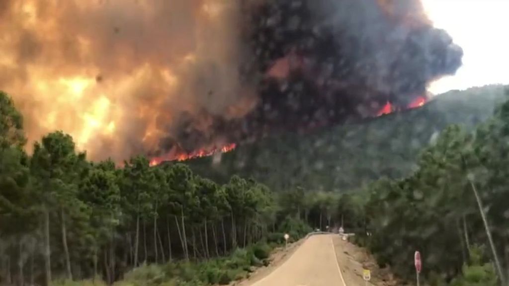 Las llamas obligan a desalojar el municipio de Las Mestas, en Las Hurdes
