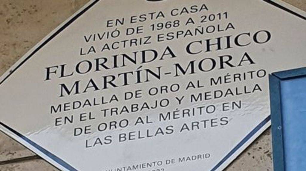 Placa conmemorativa de Florinda Chico en el barrio donde vivió
