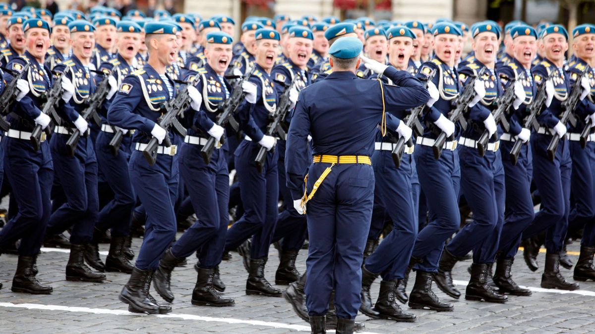 Soldados rusos desfilan en la Plaza Roja el día de la victoria, 9 mayo 2022