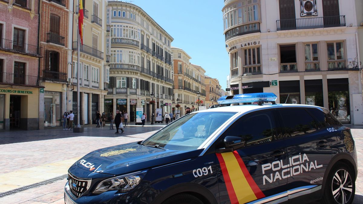 Un coche de la Policía Nacional patrulla las calles de Málaga