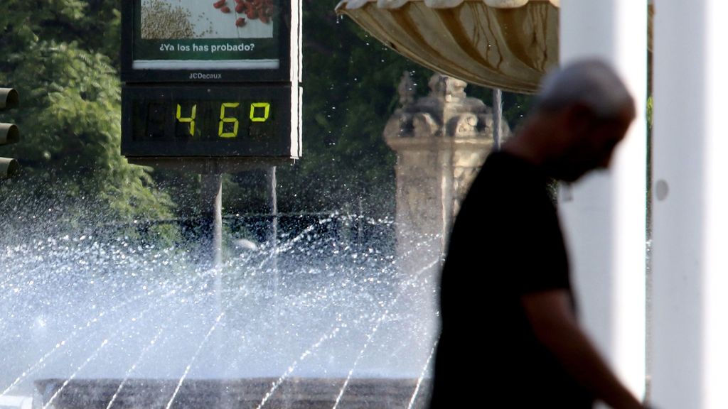 Un hombre pasea sin camiseta durante la ola de calor