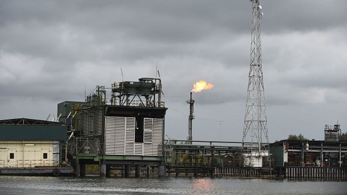Antorcha de gas en la central de Batan operada por Chevron y la Corporación Nacional de Petróleo de Nigeria (NNPC) en la región del delta del Níger