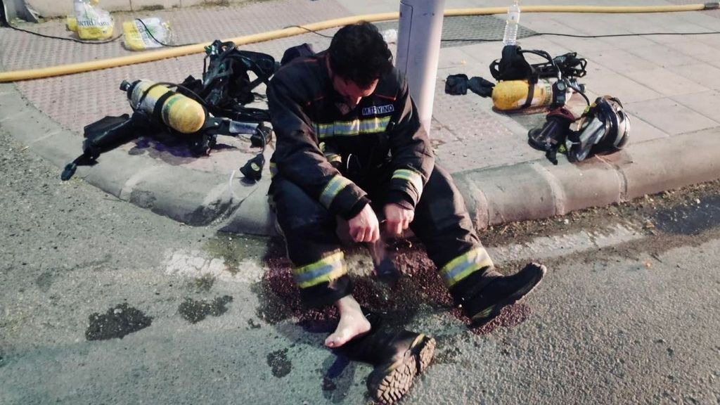 Bombero lucha contra las llamas en Jaén y acaba exhausto