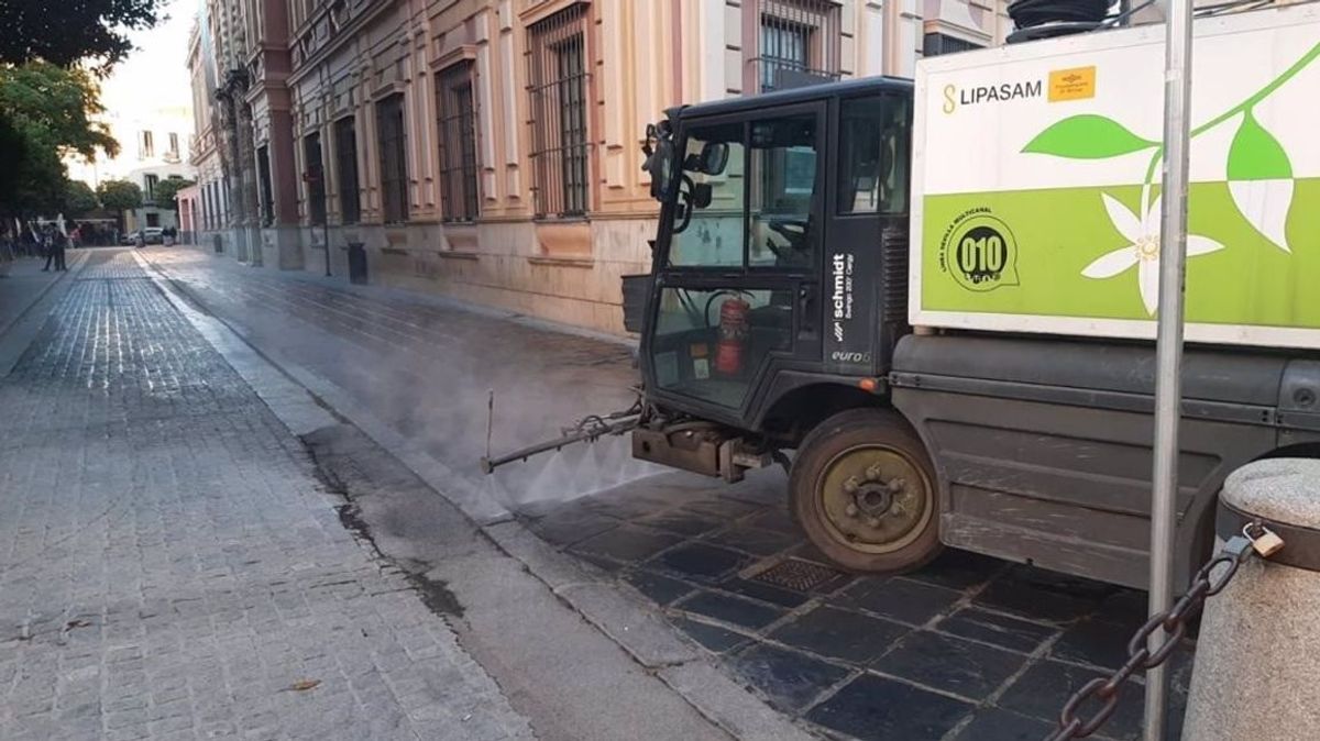 Camión del servicio municipal de limpieza de Sevilla Camión del servicio municipal de limpieza de Sevilla