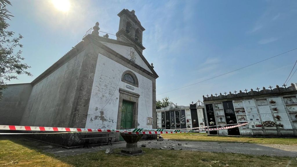Un rayo rompe un campanario del siglo XVII en Abegondo