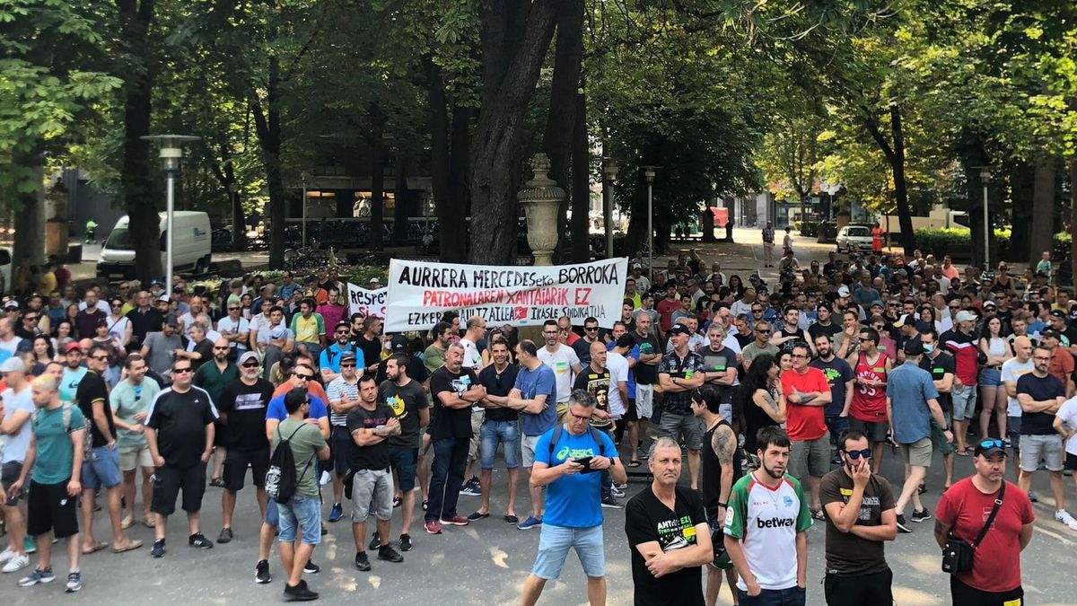 Concentración de trabajadores de Mercedes esta mañana en el parque de La Florida Concentración de trabajadores de Mercedes esta mañana en el parque de La Florida