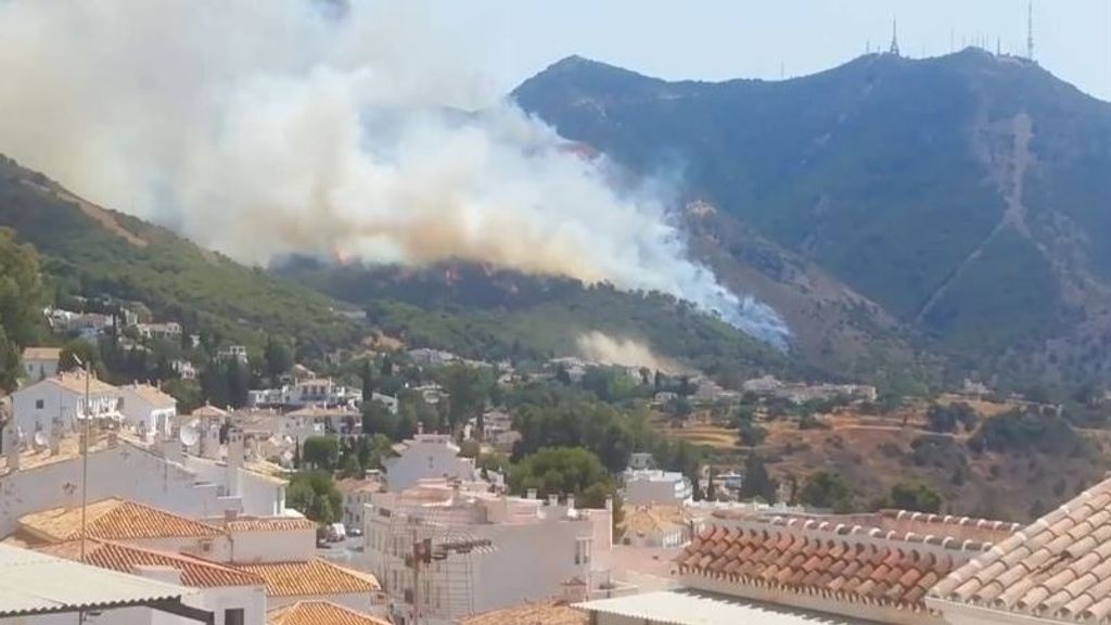 Desalojadas 2.300 personas por el incendio en la sierra de Mijas, Málaga