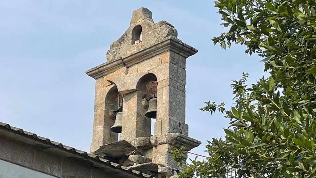El campanario de la iglesia sufrió daños.