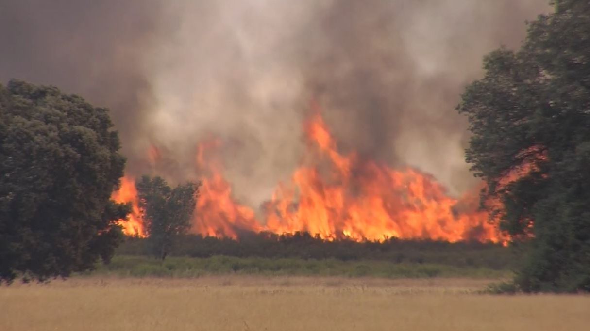 El incendio en Las Hurdes, Cáceres, salta a la vecina Salamanca: la situación es "crítica"