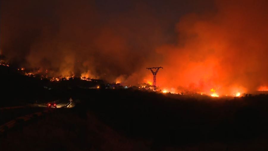 El incendio obliga a desalojar a los vecinos de Casas de Miravete, en Cáceres