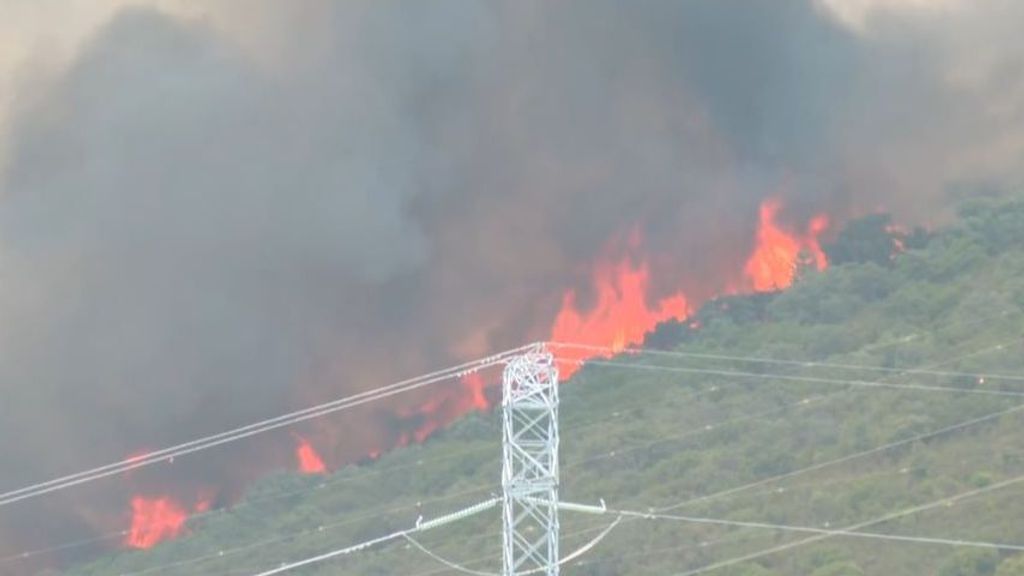 El incendio obliga a desalojar a los vecinos de Casas de Miravete, en Cáceres