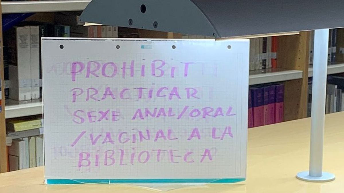 El insólito cartel de una biblioteca