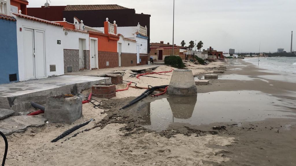 Estado de la playa de El Rinconcillo tras un fuerte temporal invernal